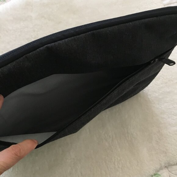 Incase Laptop Sleeve 14"x10" Gray 16" Diagonal - Picture 6 of 12